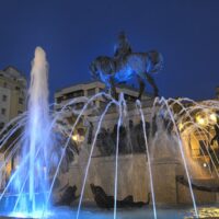fuente-plaza-Arenal-en-azul