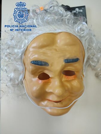 Provistos de máscaras y cuchillos roban comercios en La Línea amenazando a los empleados