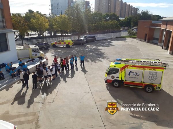 Imagen de la visita de la asociación AFAMEDI al parque de bomberos de Jerez