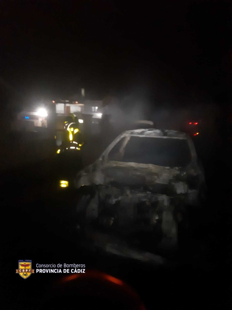 Espectacular incendio en un coche en Conil